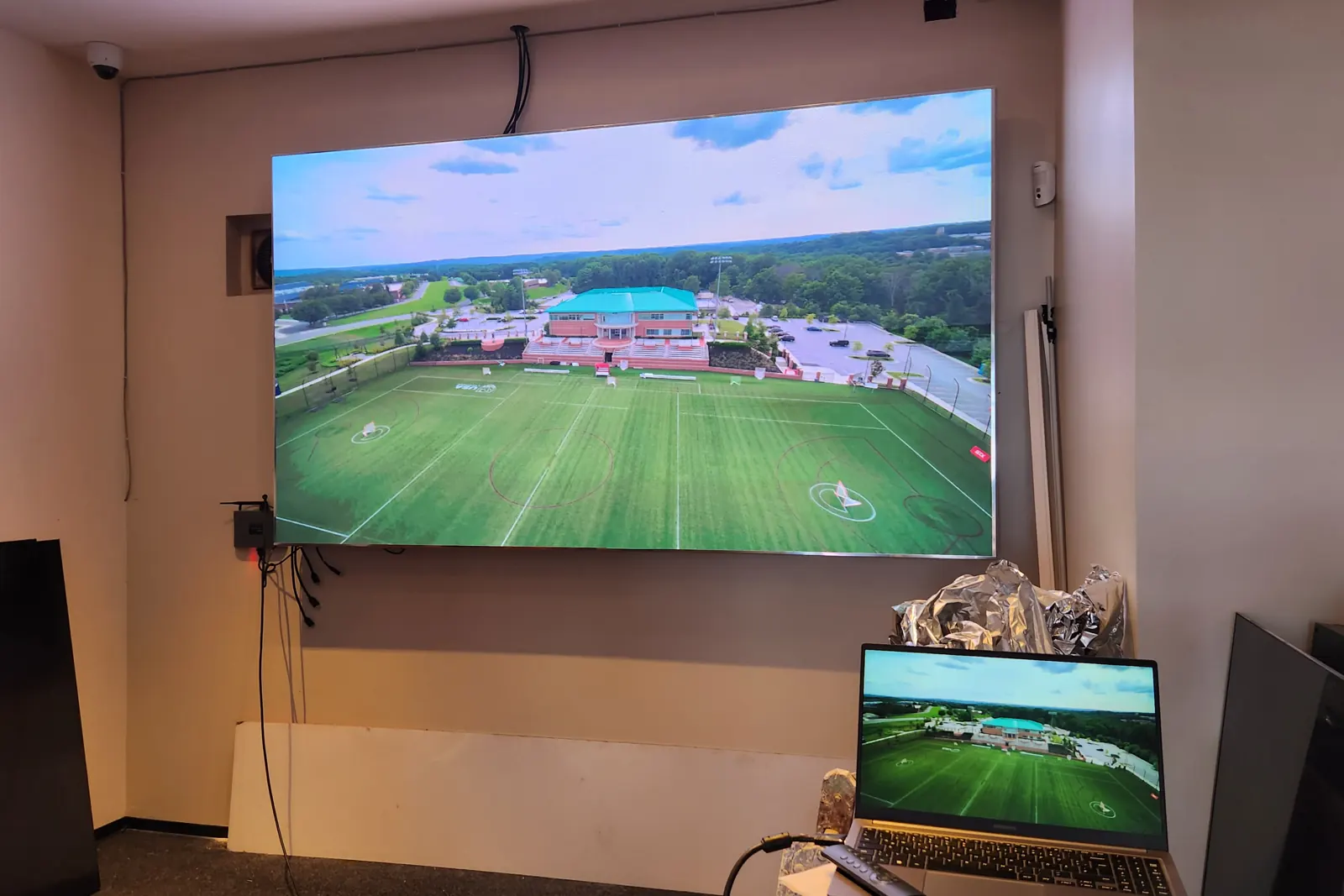 Sportwetten-Filiale, Frankfurt · 2025 · Indoor · 2,56 × 1,44 m · P2.6